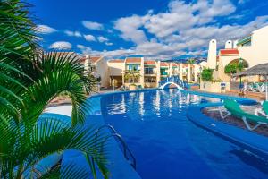 Bazén v ubytovaní 4bedrm RiverStylePool Best Beach Tenerife in 200m alebo v jeho blízkosti