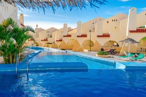 Bazén v ubytovaní 4bedrm RiverStylePool Best Beach Tenerife in 200m alebo v jeho blízkosti