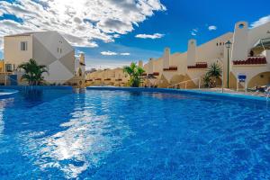 Bazén v ubytovaní 4bedrm RiverStylePool Best Beach Tenerife in 200m alebo v jeho blízkosti