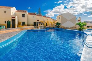 Bazén v ubytovaní 4bedrm RiverStylePool Best Beach Tenerife in 200m alebo v jeho blízkosti