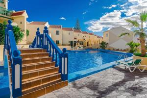 Bazén v ubytovaní 4bedrm RiverStylePool Best Beach Tenerife in 200m alebo v jeho blízkosti