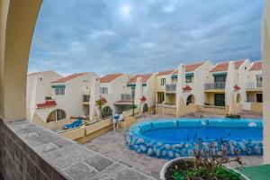 Bazén v ubytovaní 4bedrm RiverStylePool Best Beach Tenerife in 200m alebo v jeho blízkosti