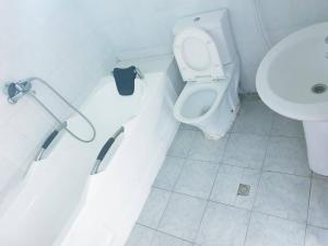 łazienka z toaletą i umywalką w obiekcie Alef Paradise Hotel w mieście Lalibela