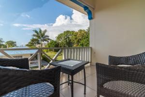 Svalir eða verönd á Travellers Beach Resort