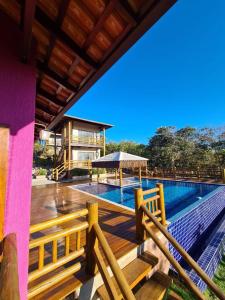 uma casa com piscina e um edifício em Villa Tereza em Alto Paraíso de Goiás