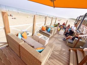 a group of people sitting on a boat at the beach at Duinoord Domburg in Domburg