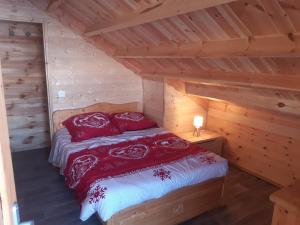 1 dormitorio con 1 cama en una cabaña de madera en La Plagne Chalet cosy calme proche valée, en La Plagne Tarentaise