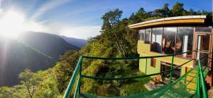 Un paseo en góndola por las montañas con gente en él en Rainbow Valley Lodge Costa Rica, en Monteverde