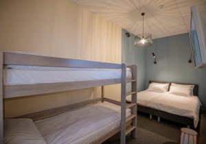 Divstāvu gulta vai divstāvu gultas numurā naktsmītnē RUMI Hotel with Self Check-In