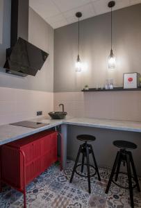 una cucina con bancone e due sgabelli di RUMI Hotel with Self Check-In a Jēkabpils