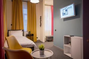 TV a/nebo společenská místnost v ubytování RUMI Hotel with Self Check-In