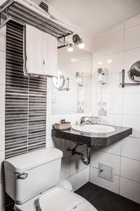 クスコにあるマイタック ワシン ブティックホテルのトイレと洗面台を備えた白いバスルーム