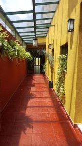 um corredor de um edifício com um passeio vermelho em - Puna - Depto para 4- Nuevo y comodo a 5 min del centro em Salta