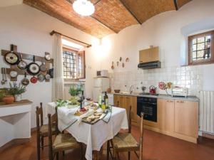 cocina con mesa y mantel blanco en Belvilla by OYO Casalini 2 en Romola