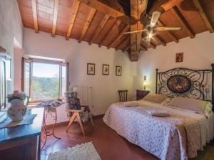 1 dormitorio con 1 cama y ventilador de techo en Belvilla by OYO Casalini 2 en Romola