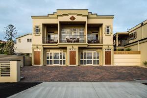 un gran edificio de apartamentos con una gran entrada en Pebble Beach Motor Inn en Napier