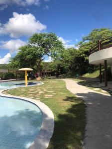 una piscina con sentiero accanto a un edificio di Flat Monte Castelo a Gravatá