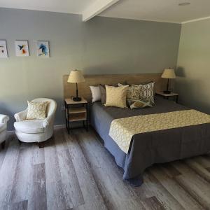 チャパドマラルにあるThe GaTe beach houseのベッドと椅子とソファのある寝室 +40枚の写真