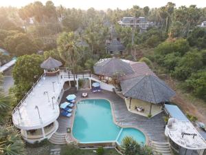 una vista aérea de una piscina en un complejo en Tanaosri Resort Pranburi, en Pran Buri
