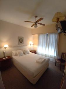Un pat sau paturi într-o cameră la Hotel Pilmayquen
