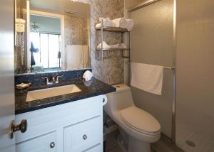 Bathroom sa Cape Winds Resort