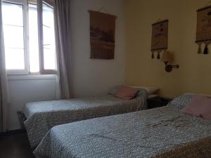 Zimmer mit 2 Betten und einem Fenster in der Unterkunft MARBELLA FRENTE AL TELESILLA in Sierra Nevada