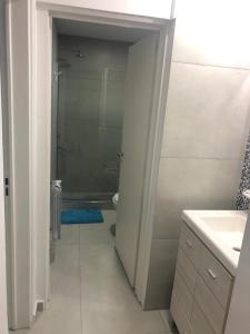 Un baño con ducha, inodoro y lavabo. en Departamento Piamonte, en Monte Hermoso