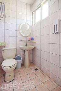 a bathroom with a toilet and a sink at Dahan Homestay in Yuchi