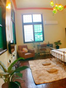 台南的住宿－六宿民宿，客厅配有床、沙发和桌子