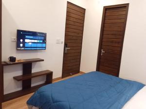TV a/nebo společenská místnost v ubytování Joey's Hostel Rishikesh
