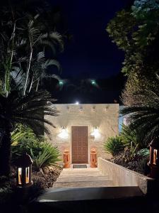 una puerta delantera de una casa por la noche en Sensom Luxury Boutique Bed and Breakfast, en Coffs Harbour