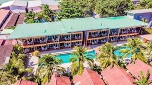 widok z powietrza na ośrodek z palmami i basenem w obiekcie Phi Phi Anita Resort w Ko Phi Phi