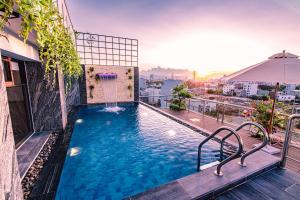 una piscina al costado de un edificio en Laurel Danang Apartment, en Da Nang