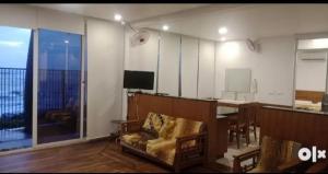 uma sala de estar com um sofá e uma cozinha com vista em QUILON BEACH Inn em Coulão