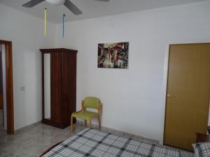 A bed or beds in a room at Rickaty Lodge Bed and Breakfast, Airport Hotel, Hotel de aeropuerto, Las Palmas Airport, Gran Canaria Airport, LPA, Spain