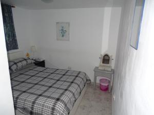 A bed or beds in a room at Rickaty Lodge Bed and Breakfast, Airport Hotel, Hotel de aeropuerto, Las Palmas Airport, Gran Canaria Airport, LPA, Spain