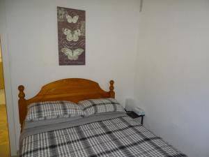 A bed or beds in a room at Rickaty Lodge Bed and Breakfast, Airport Hotel, Hotel de aeropuerto, Las Palmas Airport, Gran Canaria Airport, LPA, Spain