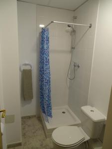 A bathroom at Rickaty Lodge Bed and Breakfast, Airport Hotel, Hotel de aeropuerto, Las Palmas Airport, Gran Canaria Airport, LPA, Spain