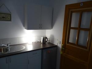 A kitchen or kitchenette at Rickaty Lodge Bed and Breakfast, Airport Hotel, Hotel de aeropuerto, Las Palmas Airport, Gran Canaria Airport, LPA, Spain