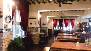 Ресторан / й інші заклади харчування у Puli Town B&B