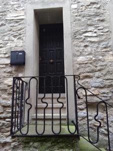 una barandilla de hierro forjado frente a una puerta en Cals Nonos en Torrefeta