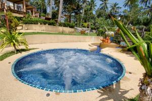 Der Swimmingpool an oder in der Nähe von Khanom Hill Resort