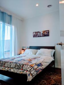 een slaapkamer met een bed met een quilt bij Tarneit Treat in Tarneit