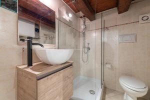 La salle de bains est pourvue d'un lavabo, de toilettes et d'une douche. dans l'établissement Aquamarina, à Cagliari