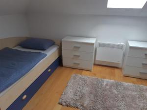 Ένα ή περισσότερα κρεβάτια σε δωμάτιο στο Apartman Kupres Centar