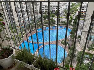 d'un balcon avec vue sur la piscine. dans l'établissement BOM HOMES VINHOMES GARDENIA LUXURY APARTMENt, à Hanoï