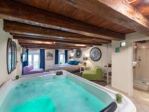 Cette chambre dispose d'une grande baignoire et d'un salon. dans l'établissement Aquamarina, à Cagliari
