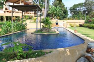 Der Swimmingpool an oder in der Nähe von Khanom Hill Resort