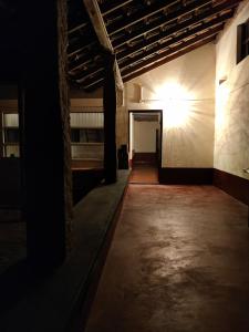 um quarto vazio com uma luz na parede em Hanakodu homestay em Sringeri