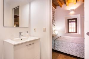 Bathroom sa Stunning apartment in central Seville